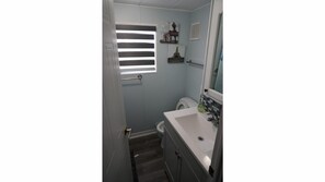 Bathroom - Newly Renovated Lakeview Cottage on Lake Erie in Sherkston Shores by Elco Beach (Port Colborne)