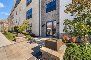 Terrace/patio - Beautiful 2BR Condo | *2KING BEDS* | Private Patio (Forest)