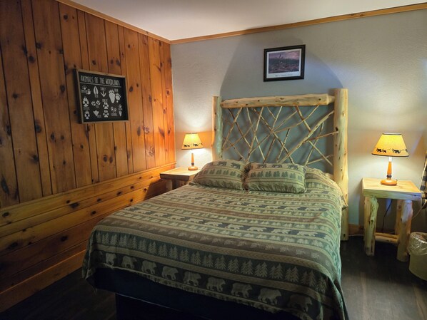 WiFi (free), bed sheets - Adirondack Diamont Point Lodge (Lake George)