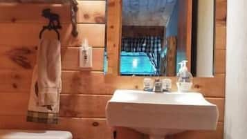 Pengering rambut, handuk, sabun, dan sampo
