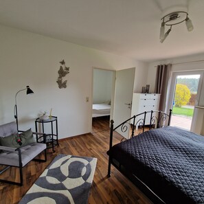 2 bedrooms, iron/ironing board, WiFi, bed sheets - Apartment 'Ferienglück Vogelsang' with Private Terrace, Garden, and Wi-Fi (Loßburg)