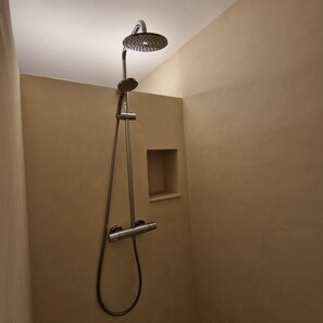 Een douche, een haardroger, handdoeken