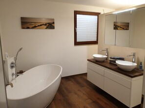 Shower, hair dryer, towels - Apartment 'Ferienglück Vogelsang' with Private Terrace, Garden, and Wi-Fi (Loßburg)