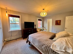 Desk, iron/ironing board, WiFi, bed sheets