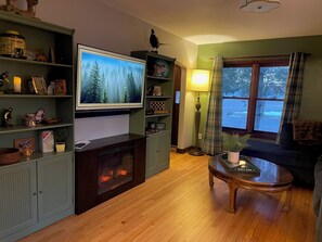 Living area - Old Soul Meets New Shine. Modern Comfort in This Restored Hayward Cottage (Hayward)