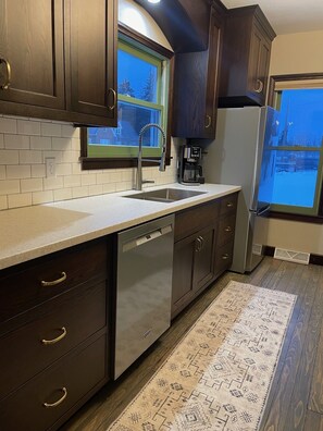 Private kitchen - Old Soul Meets New Shine. Modern Comfort in This Restored Hayward Cottage (Hayward)