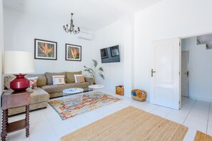 TV - Casa no Limoeiro, Stylish Countryside Retreat Near (Loulé)