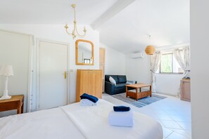 3 bedrooms, iron/ironing board, free WiFi, bed sheets - Casa no Limoeiro, Stylish Countryside Retreat Near (Loulé)