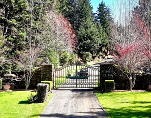 Property grounds - Oceanfront Gold Beach Estate, An Exclusive Private Coastal Retreat for Your Stay (Gold Beach)