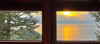 Oceanfront Gold Beach Estate, An Exclusive Private Coastal Retreat for Your Stay