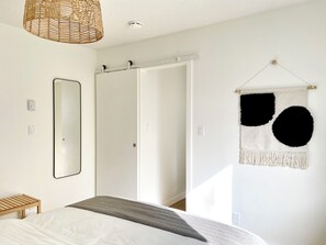 1 bedroom, iron/ironing board, WiFi, bed sheets - Skovhaven West Coast Suite in Upper Gibsons, minutes away from the beach & more! (Gibsons)