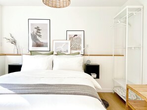 1 bedroom, iron/ironing board, WiFi, bed sheets - Skovhaven West Coast Suite in Upper Gibsons, minutes away from the beach & more! (Gibsons)