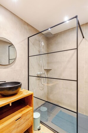 Shower, hair dryer, towels, toilet paper - Chalet plein centre 4 chambres, sauna, vidéoprojecteur et parking (Chamonix-Mont-Blanc)