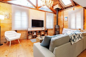 Living area - Chalet plein centre 4 chambres, sauna, vidéoprojecteur et parking (Chamonix-Mont-Blanc)