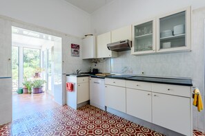 Hus, 3 soverom, terrasse | Eget kjøkken | Mikrobølgeovn og kaffetrakter/tekoker
