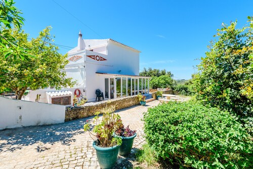 Casa no Limoeiro, Stylish Retreat