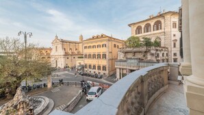 A historic building with classical architecture, a courtyard, and a bridge. - Vista Ara Pacis, lussuoso appartamento centro di Roma 5 min da Piazza di Spagna (Roma)
