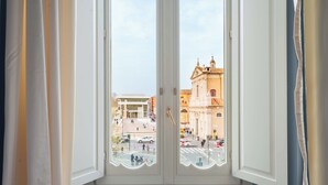 A window with a view of a building with a bell tower and a modern structure in the background. - Vista Ara Pacis, lussuoso appartamento centro di Roma 5 min da Piazza di Spagna (Roma)