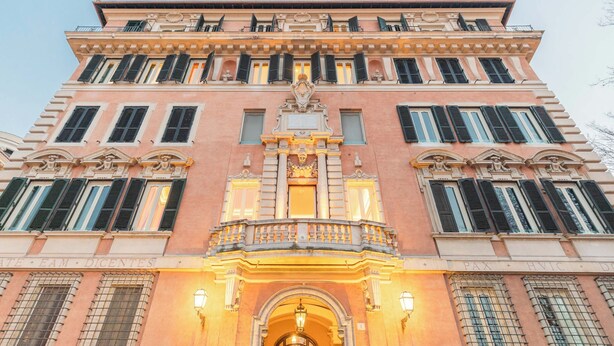 A multi-story building with a central balcony, large windows, and a decorative entrance. - Vista Ara Pacis, lussuoso appartamento centro di Roma 5 min da Piazza di Spagna (Roma)
