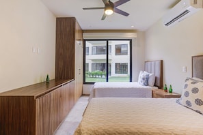 2 Schlafzimmer, Schreibtisch, Bügeleisen/Bügelbrett, Reisekinderbett