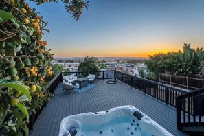Outdoor spa tub - Modern 5BR Oasis - City Views, Gym & Gated Parking (San Diego)