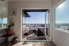 TV, fireplace, offices - Modern 5BR Oasis - City Views, Gym & Gated Parking (San Diego)