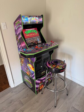 Games room - The Coventry — A Family Retreat Near LSU 4BR/2BA w Game Room & Basketball Goal (Baton Rouge)