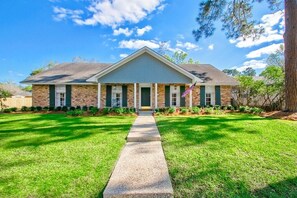 Exterior - The Coventry — A Family Retreat Near LSU 4BR/2BA w Game Room & Basketball Goal (Baton Rouge)
