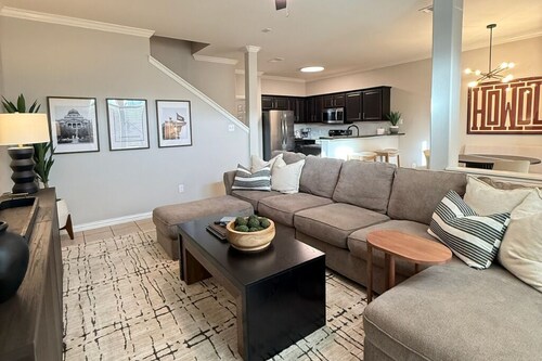 Modern Aggieland Retreat • 4BR/4BA • Minutes to A&M • Pool + Courts • Sleeps 8