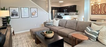 Modern Aggieland Retreat • 4BR/4BA • Minutes to A&M • Pool + Courts • Sleeps 8