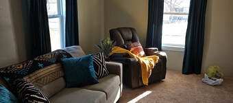 Our house is your house. Serene 3 bed 1 bath on Albany's golf course.