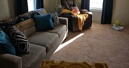 Our house is your house. Serene 3 bed 1 bath on Albany's golf course.