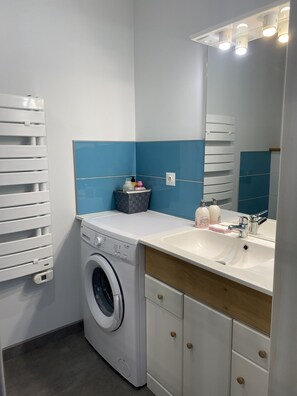 Bathroom - Quiet studio at the foot of St Jacques hill,a stone's throw from the city center (Cavaillon)