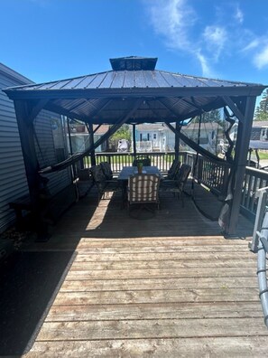 Outdoor dining - Walk to the beach - Pet Friendly Quarry View Cottage at Sherkston Shores Resort (Port Colborne)