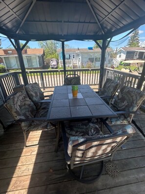 Outdoor dining - Walk to the beach - Pet Friendly Quarry View Cottage at Sherkston Shores Resort (Port Colborne)