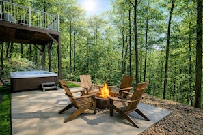 Outdoor spa tub - Modern Butterfly - Stylish 3 Bed 3 Bath with Hot Tub! Rumbling Bald Amenities! (Lake Lure)