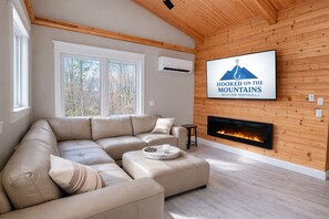 Smart TV, fireplace - Modern Butterfly - Stylish 3 Bed 3 Bath with Hot Tub! Rumbling Bald Amenities! (Lake Lure)