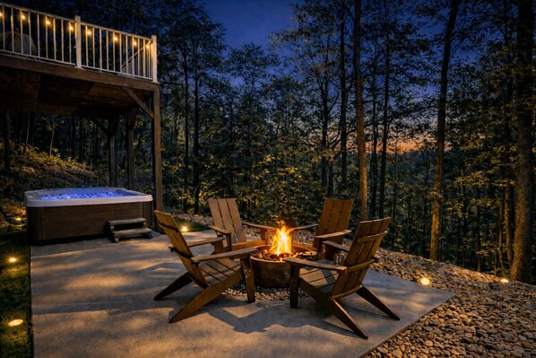 Outdoor spa tub - Modern Butterfly - Stylish 3 Bed 3 Bath with Hot Tub! Rumbling Bald Amenities! (Lake Lure)