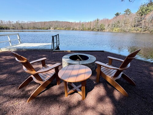 "The Catch" Waterfront Log Cabin for Two, Hot Tub