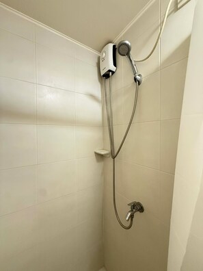 Regadera, secadora de cabello, bidet, toallas 
