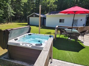 Outdoor dining - Hot Tub, Pet Friendly with fenced yard. Deep in the woods with tons of wildlife. (Indian River)