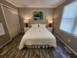 Room - Hot Tub, Pet Friendly with fenced yard. Deep in the woods with tons of wildlife. (Indian River)