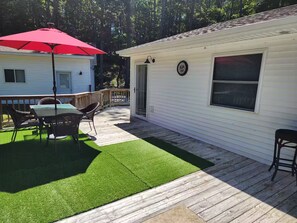 Outdoor dining - Hot Tub, Pet Friendly with fenced yard. Deep in the woods with tons of wildlife. (Indian River)