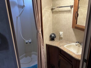 Shower, hair dryer, towels, soap - PNW Treasure ~ stay here and explore the natural beauty of East Lewis County. (Cinebar)
