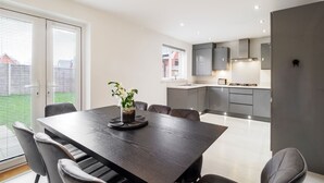 Een moderne keuken met een eethoek.
