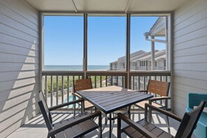 Outdoor dining - Atlantic Beach Dream Beach Getaway (Atlantic Beach)