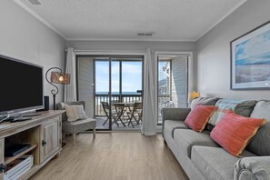 Living area - Atlantic Beach Dream Beach Getaway (Atlantic Beach)