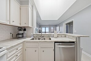 Microwave, oven, dishwasher, coffee/tea maker - Atlantic Beach Dream Beach Getaway (Atlantic Beach)