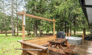 Outdoor dining - Forest River Farmhouse Retreat (Fall Creek)