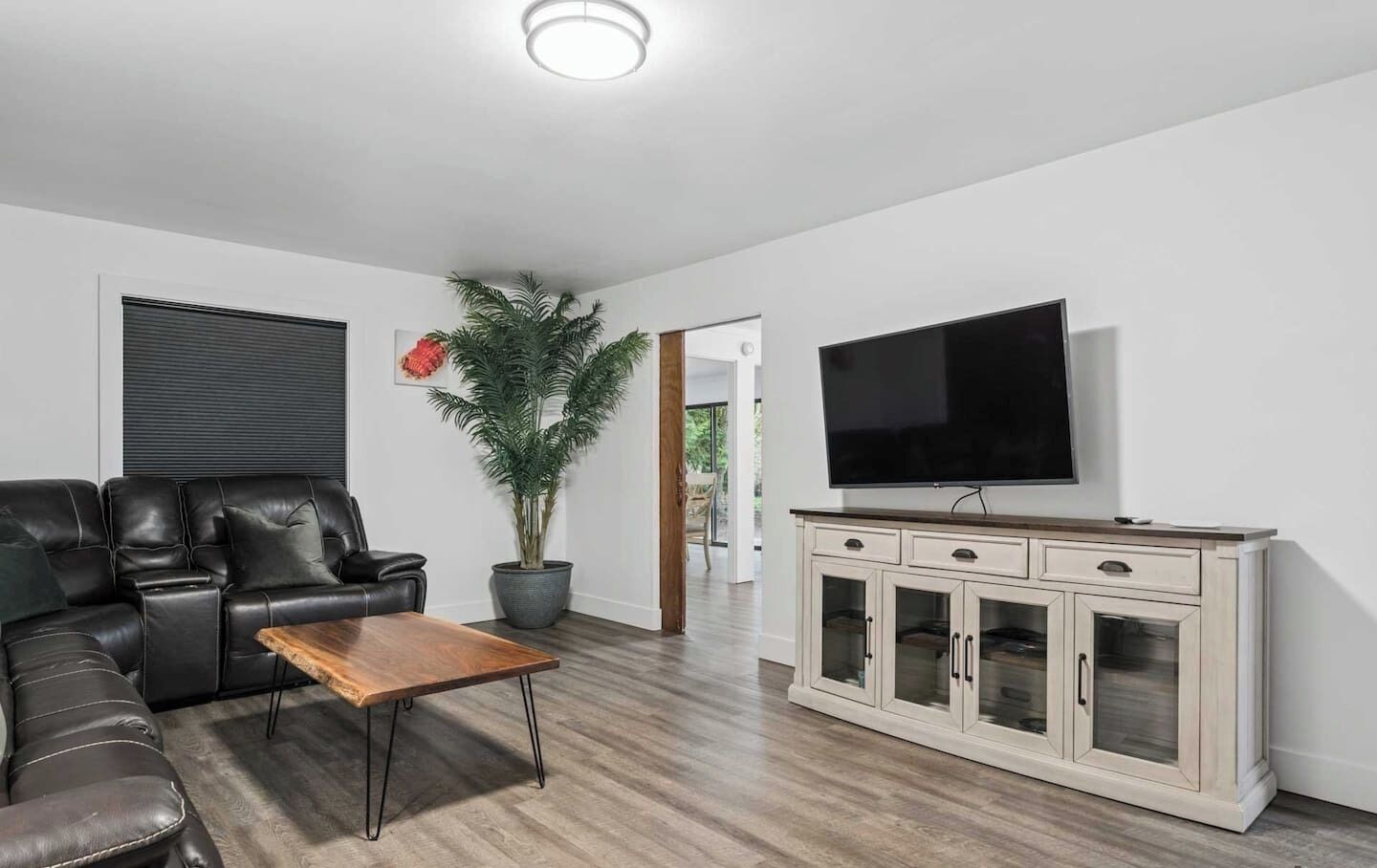 Smart TV, music library, stereo, offices